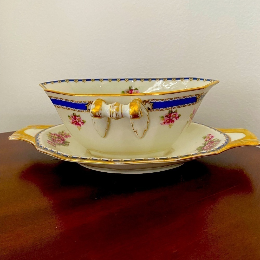 Vintage Black Knight Czechoslovakian Gravy Boat w/ Attached Under Tray/Trentino